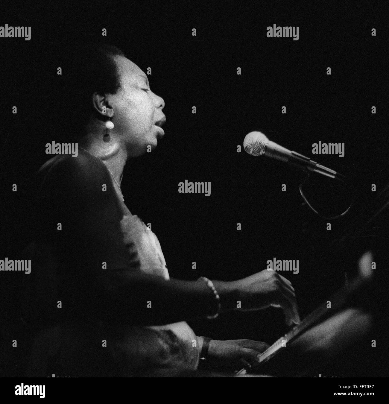 Nina Simone chante dans Ronnie Scott club 1983 Banque D'Images