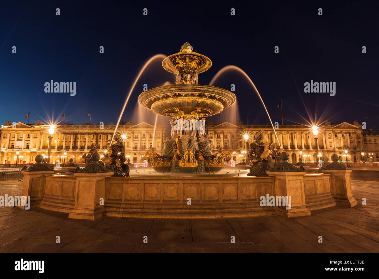 Vue nocturne de la fontaine à la place de la Concorde à Paris France Banque D'Images