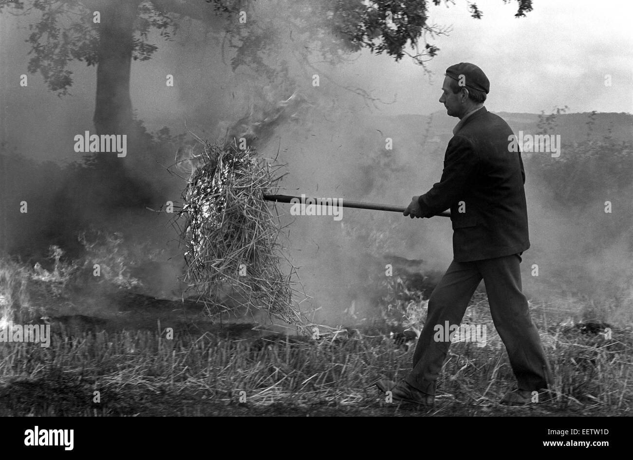 Agriculteur faisant le brûlage annuel ses champs pour se préparer pour les prochaines années l'Angleterre Shropshire cultures Banque D'Images