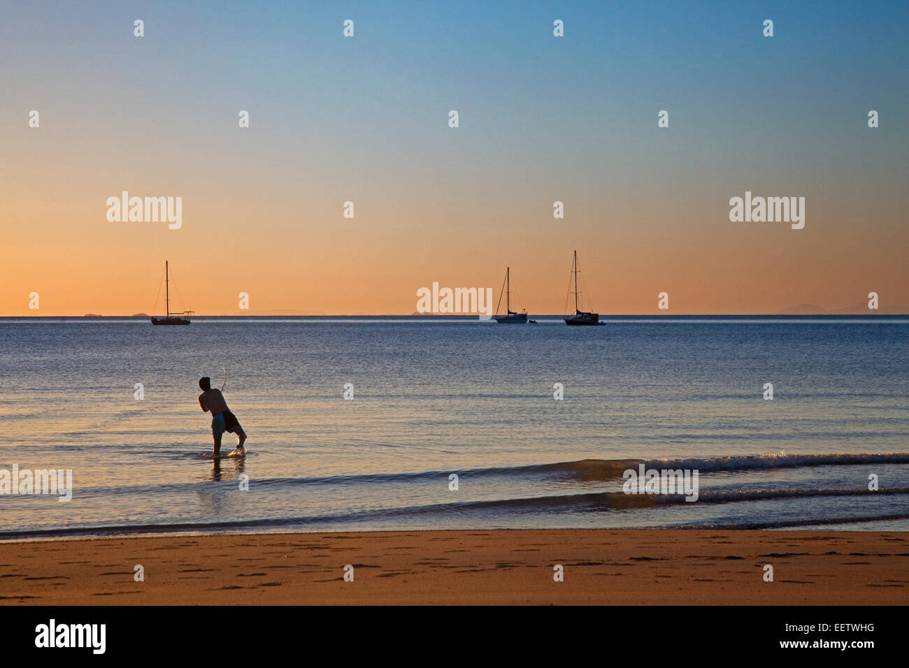 Bateaux à voile au coucher du soleil et mer pêche pêcheurs de la plage de Horseshoe Bay sur l'Ile magnétique le long de la mer de Corail, Australie Banque D'Images