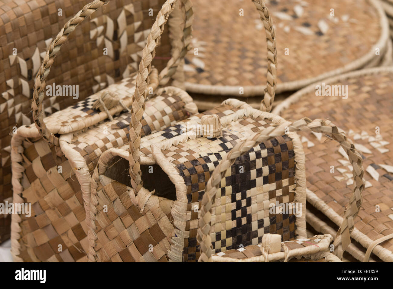 Royaume de Tonga, les îles Vava'u, Neiafu. La main, sacs souvenirs de palm. Banque D'Images