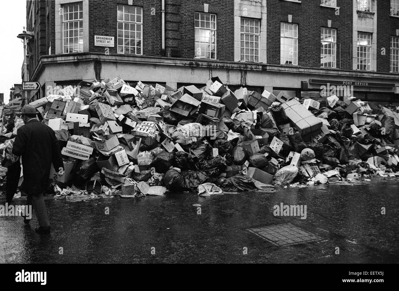 Grève des ordures à gauche des piles de déchets et ordures dans les rues du centre de Londres au cours de l'hiver 1979 de mécontentement UK Banque D'Images