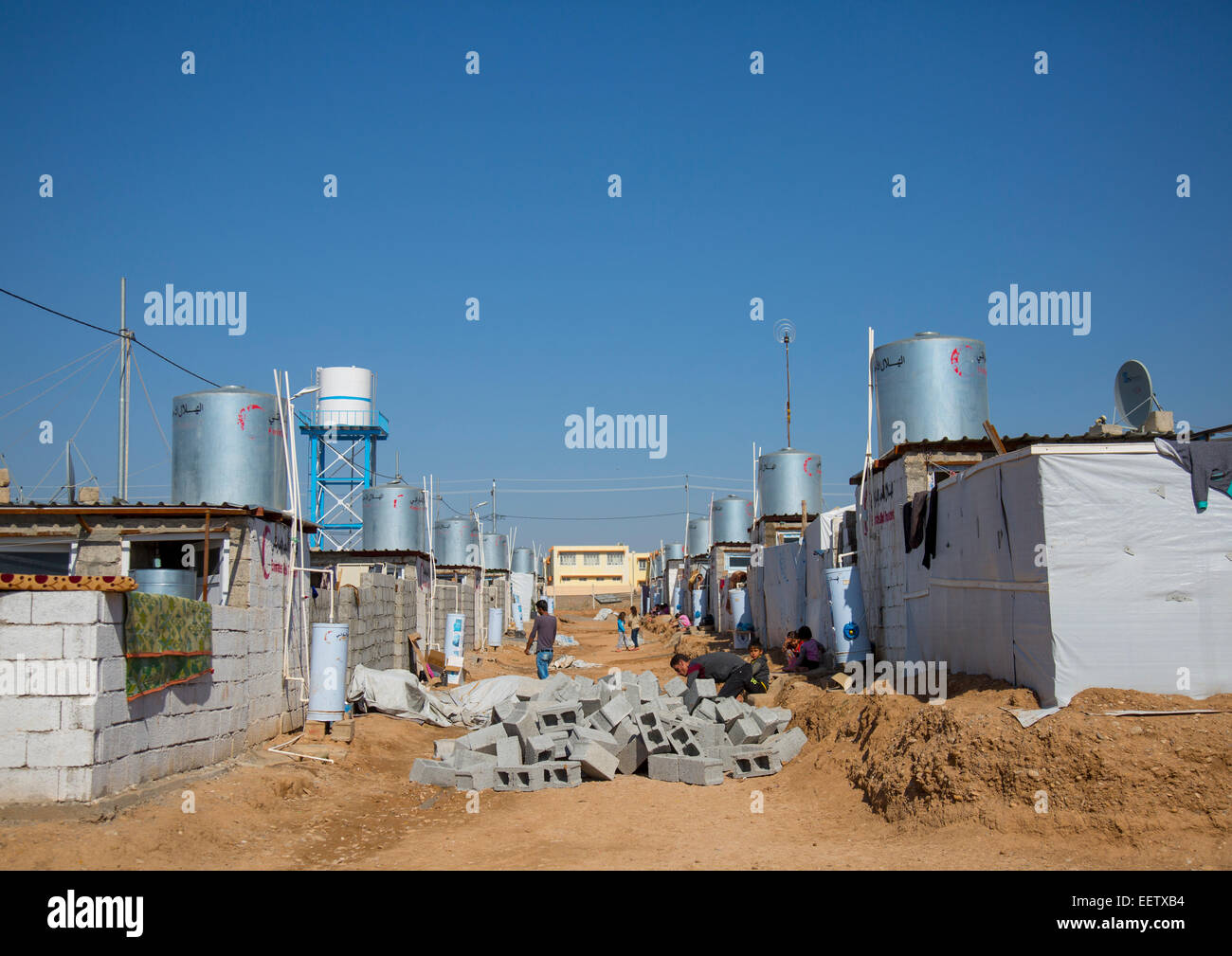 L'intérieur du camp de réfugiés de Qushtapa Constructions, Erbil, Irak, Kurdistan Banque D'Images