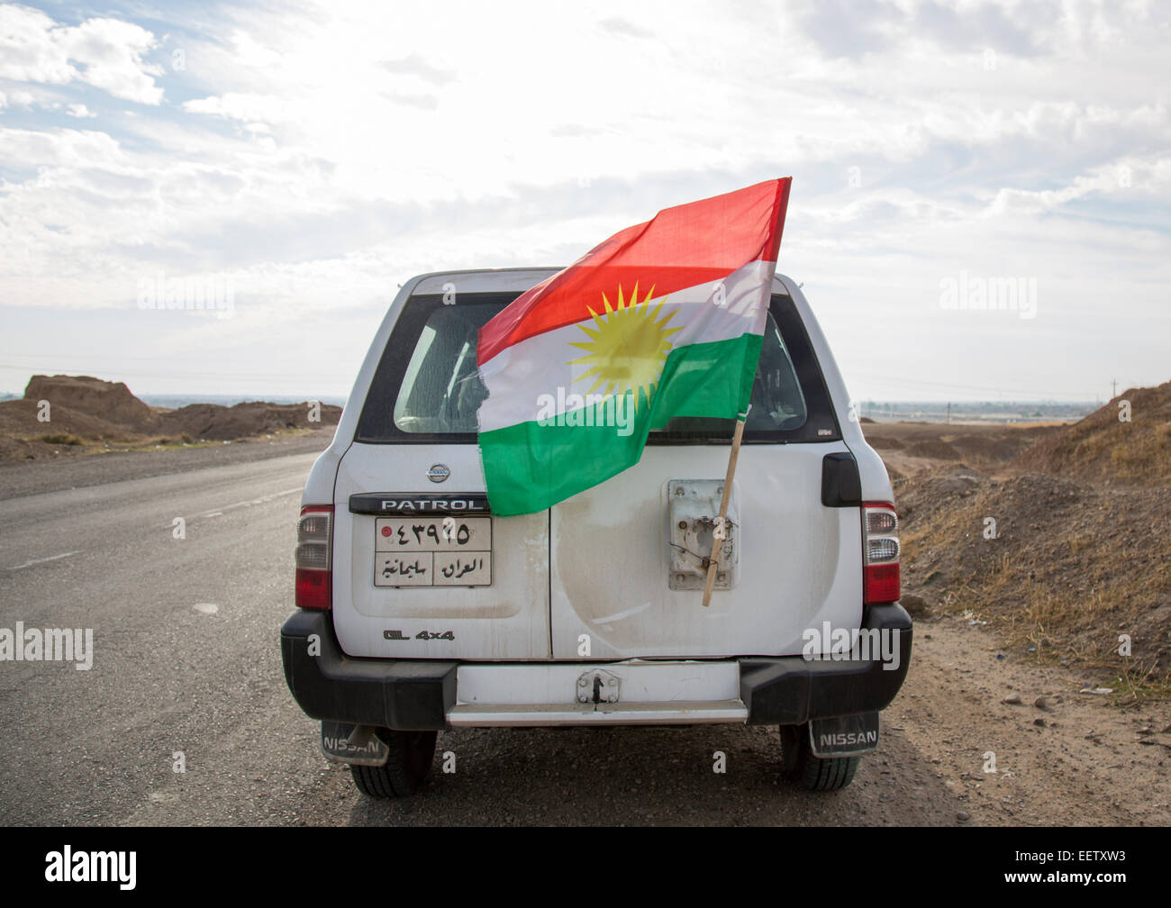Les Peshmerga voiture avec un drapeau kurde, Kirkouk, Kurdistan, Iraq Banque D'Images
