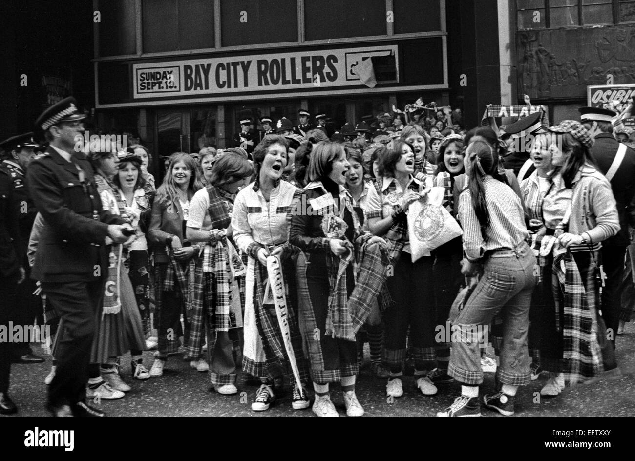 Les jeunes gens de l'extérieur de Londres, lieu où la Bay City Rollers jouaient dans le 1976 Banque D'Images