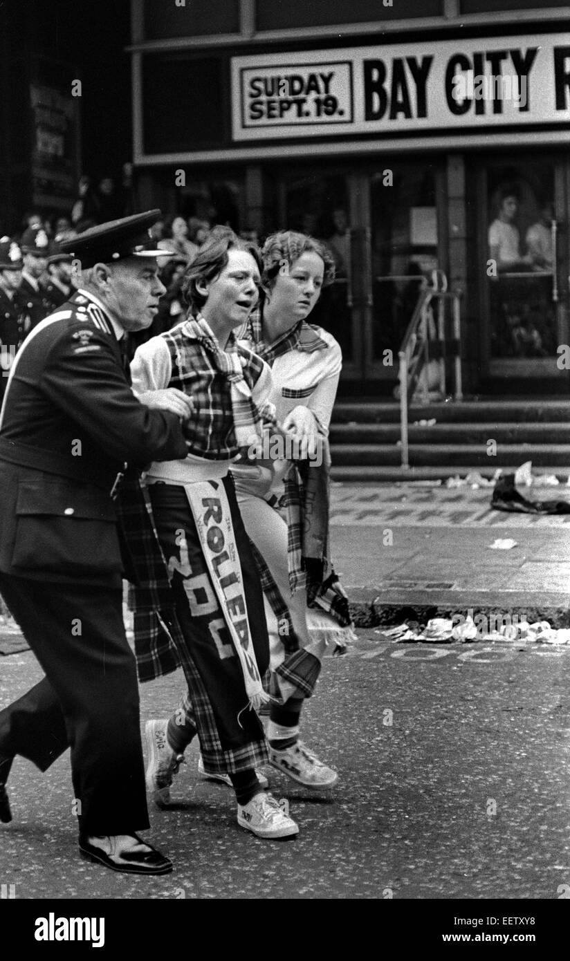 Les jeunes gens de l'extérieur de Londres, lieu où la Bay City Rollers jouaient dans le 1976 Banque D'Images
