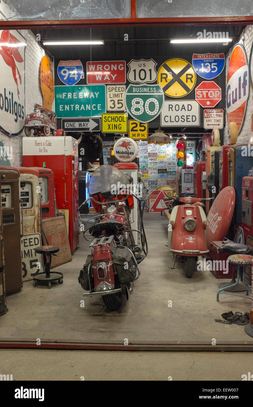 Vintage ou Antique Shop au train de nuit Market à Bangkok en Thaïlande Banque D'Images