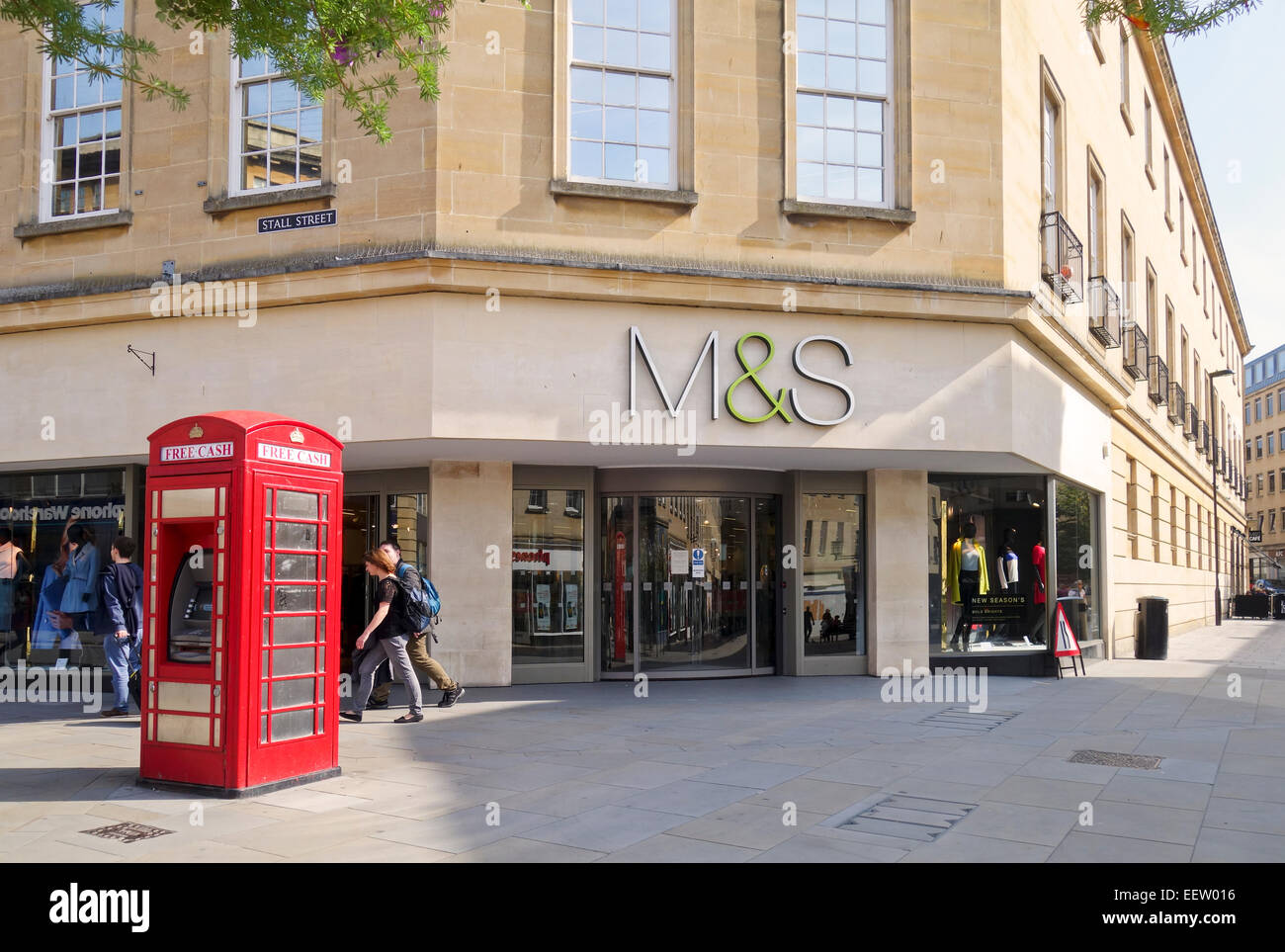Marks & Spencer Store à Bath avec un ancien téléphone rouge à l'extérieur qui est maintenant un guichet automatique, Somerset, Angleterre, Royaume-Uni Banque D'Images