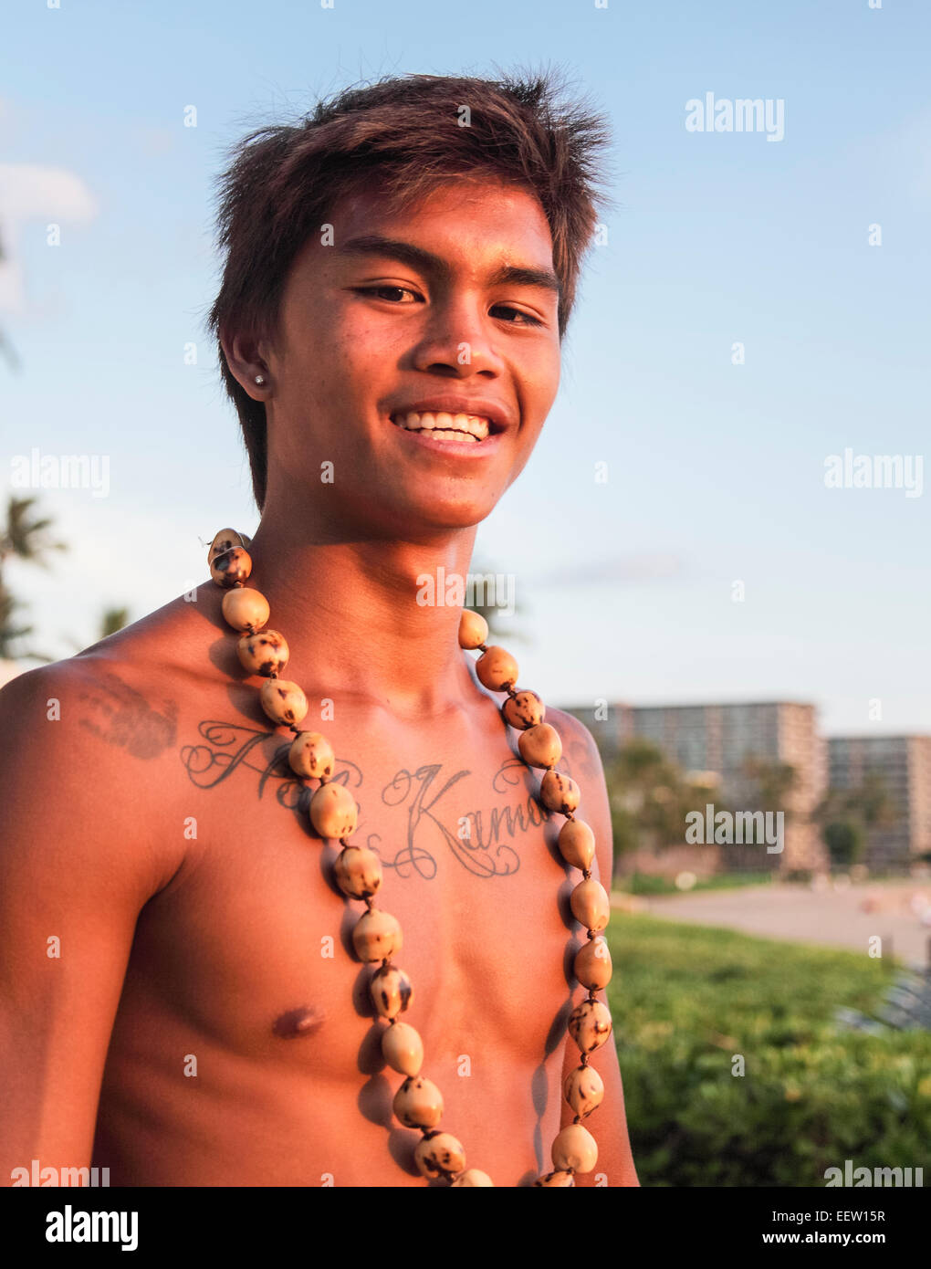 Cliff diver à l'hôtel Sheraton Maui Resort and Spa avant le coucher du soleil et l'éclairage de torche plongée falaise cérémonie à Black Rock Banque D'Images