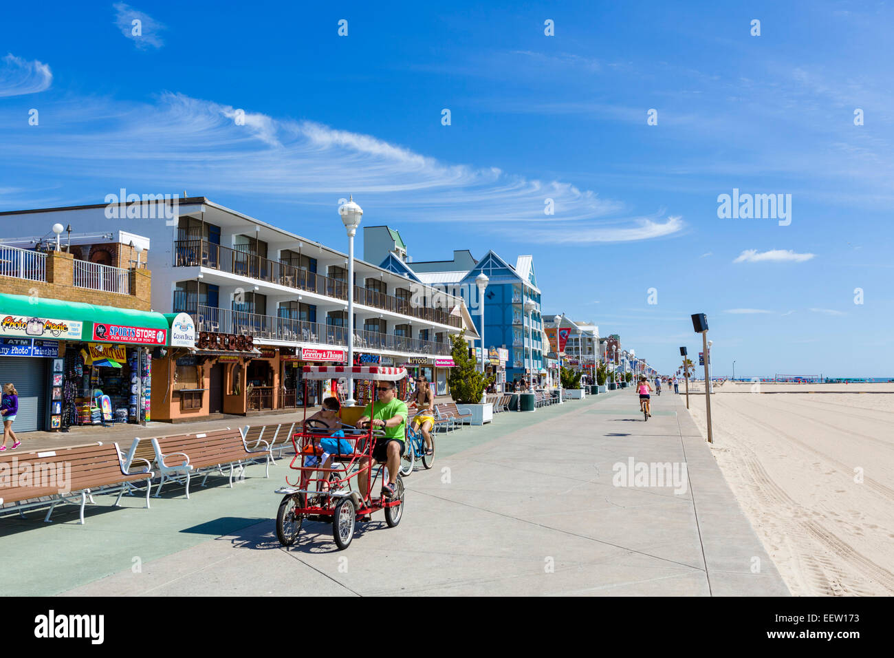 Des vélos et des quadricycles sur la promenade à Ocean City, Maryland, USA Banque D'Images