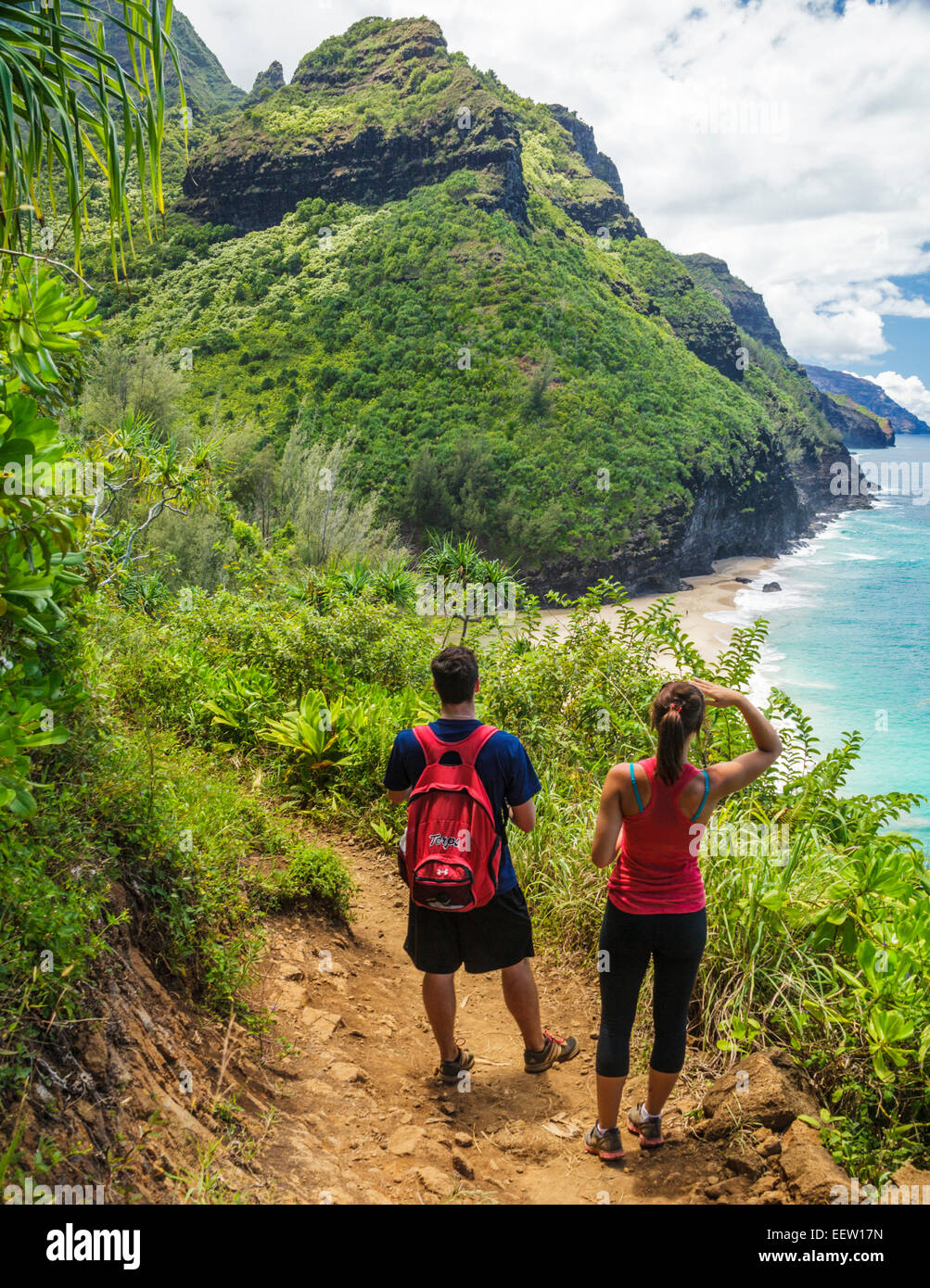Randonneurs sur le sentier Kalalau voir Hanakapiai Beach Banque D'Images