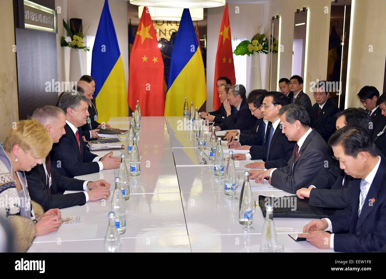 Davos, Suisse. 21 Jan, 2015. Le Premier ministre chinois Li Keqiang rencontre le président ukrainien Porochenko de Davos, Suisse, le 21 janvier 2015. © Li Tao/Xinhua/Alamy Live News Banque D'Images