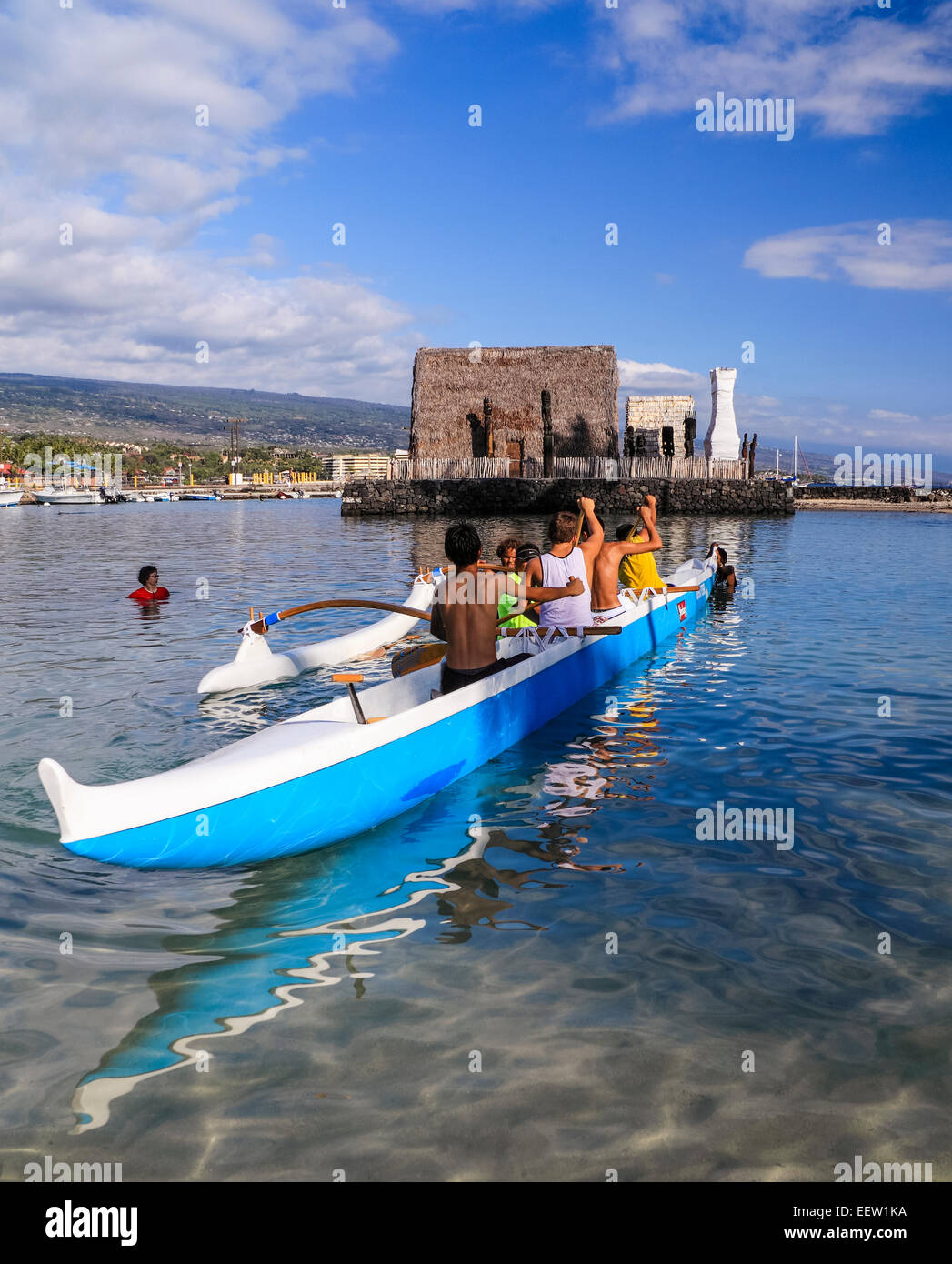 Outrigger Canoe dirigés vers le Ahuena Heiau en Kailua Bay sur l'île principale d'Hawaii au cours de la pratique Banque D'Images