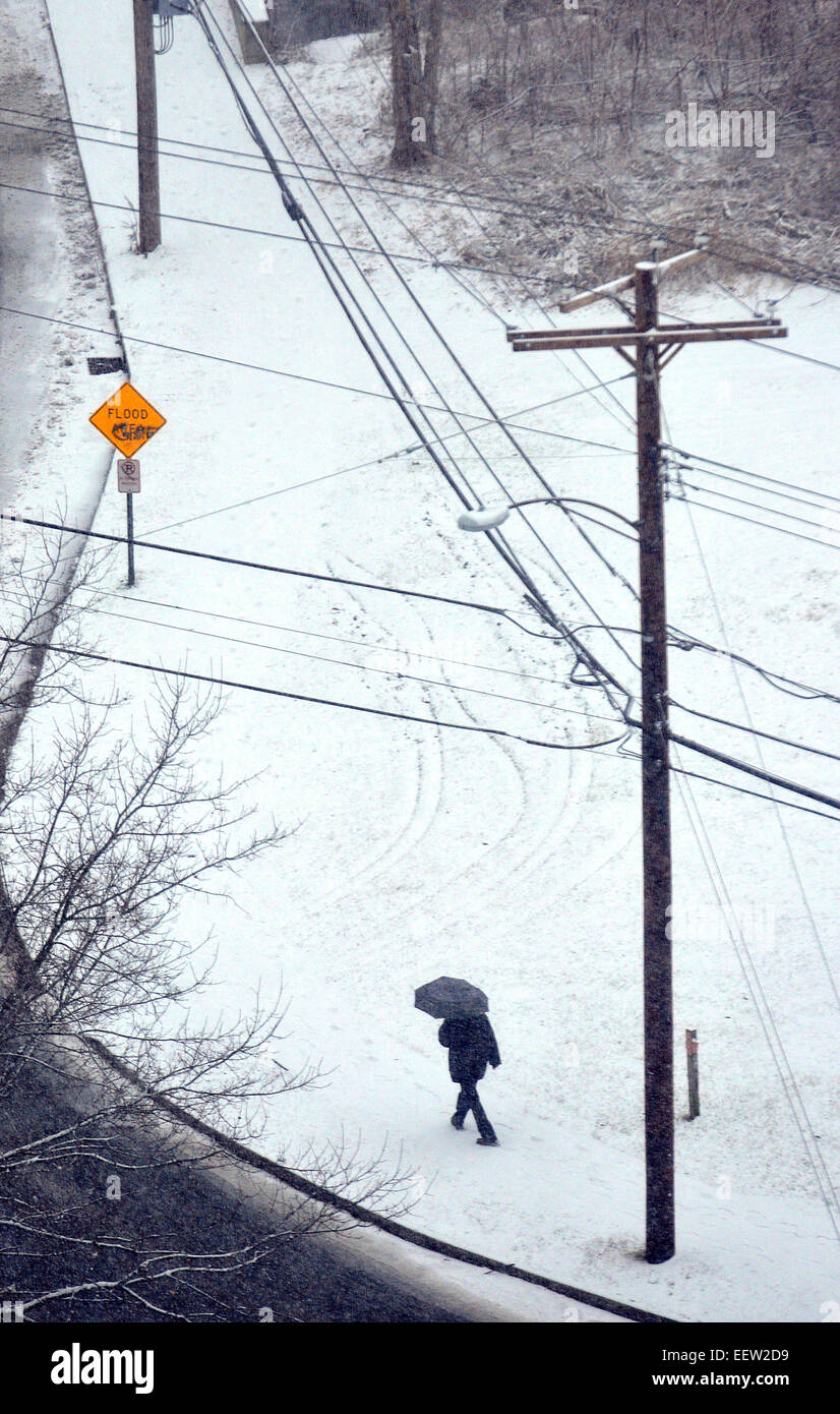 New Haven-- un homme marche près de l'hôtel Bella Vista, logement principal complexe que la neige commence à tomber. Banque D'Images