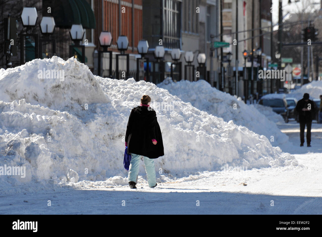 New Haven, des gens à pied le long de la rue de l'église en face de l'Hôtel de Ville passé d'énormes amoncellements de neige. Banque D'Images