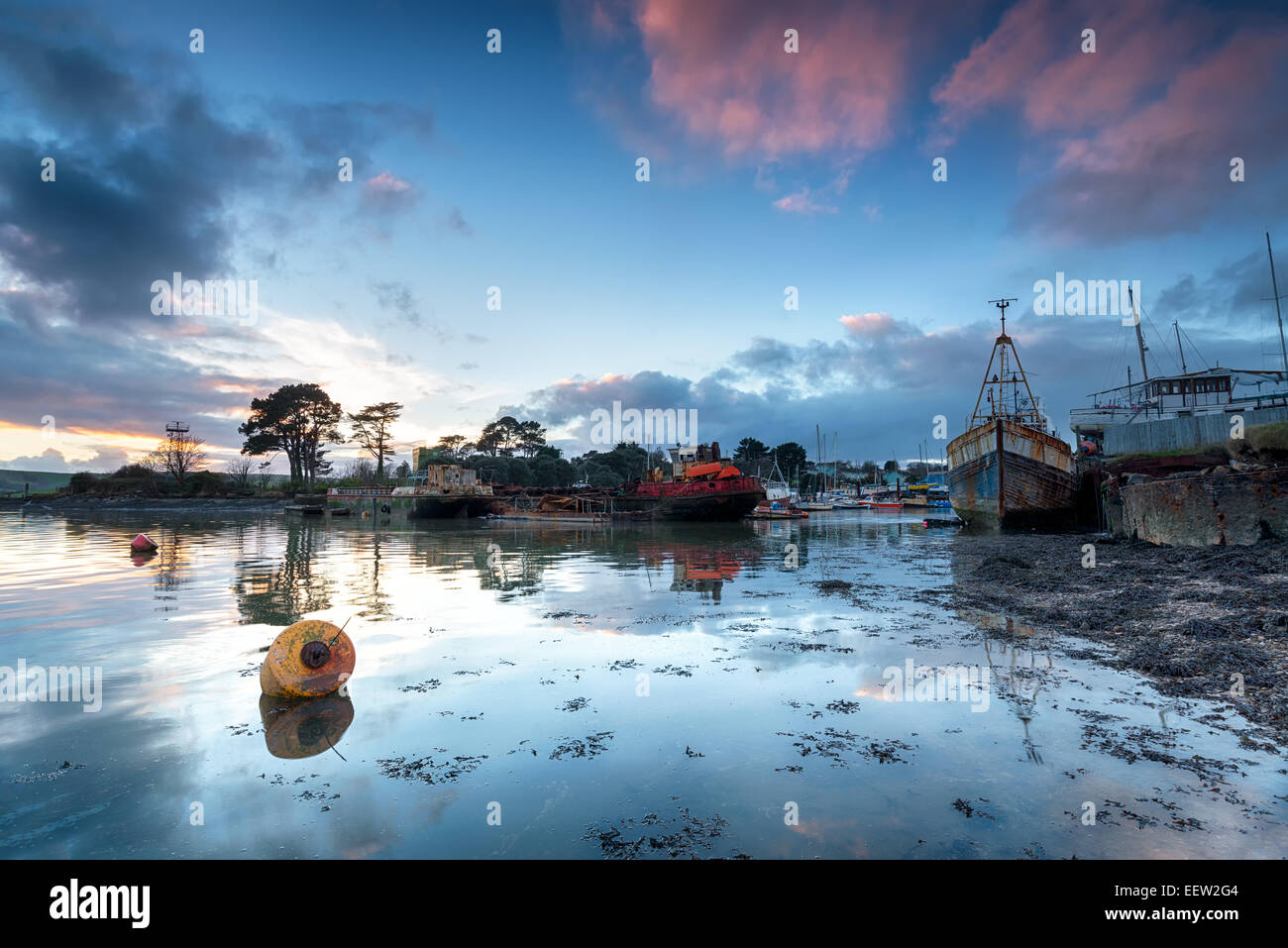 La rouille vieux bateaux et navires dans un cimetière de bateau Banque D'Images