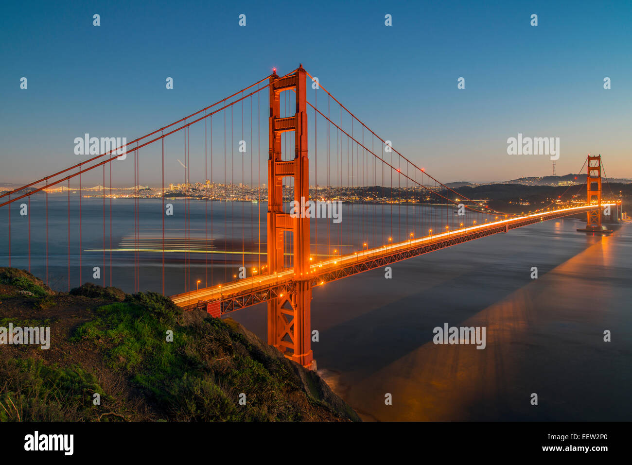 Vue de nuit sur le Golden Gate Bridge avec ville en arrière-plan, San Francisco, California, USA Banque D'Images