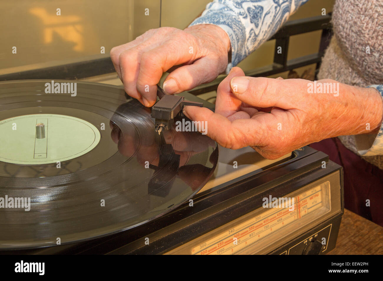 Main de vieille femme avec le vieux gramophone Banque D'Images