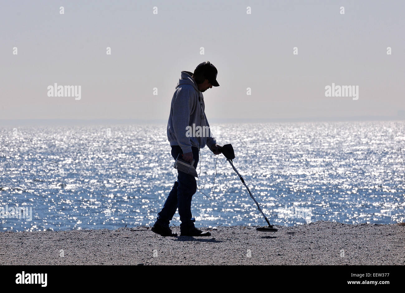 Milford CT USA-- Bill Plantamura jouit de la douceur de l'hiver qu'il utilise son nouveau "jouet", un détecteur de métal, à la Bayview Beach à Milford. Plantamura est de Milford. Banque D'Images