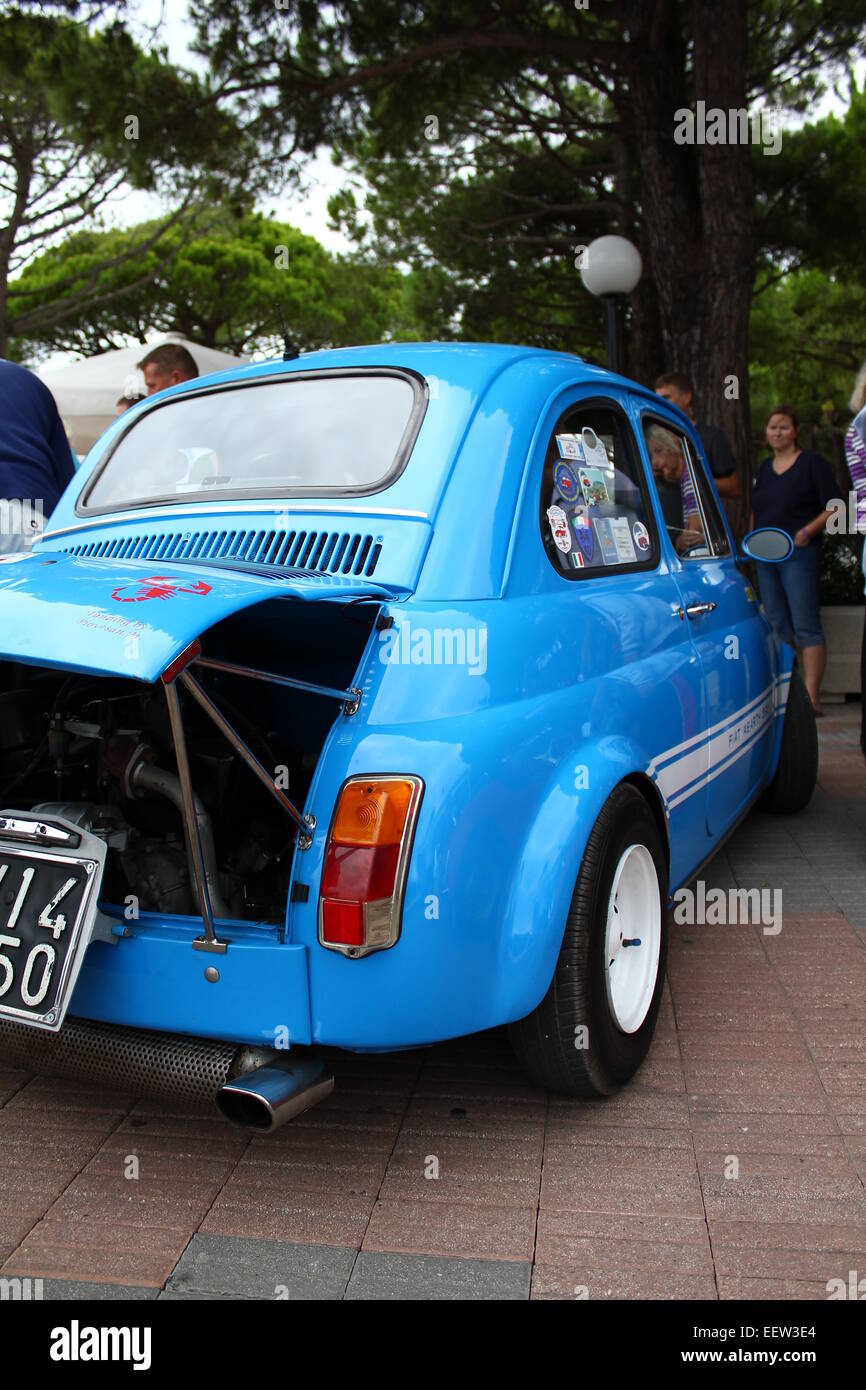 Fiat 500 bleue sur un configurateur dans Cavallino Treporti, Italie Banque D'Images