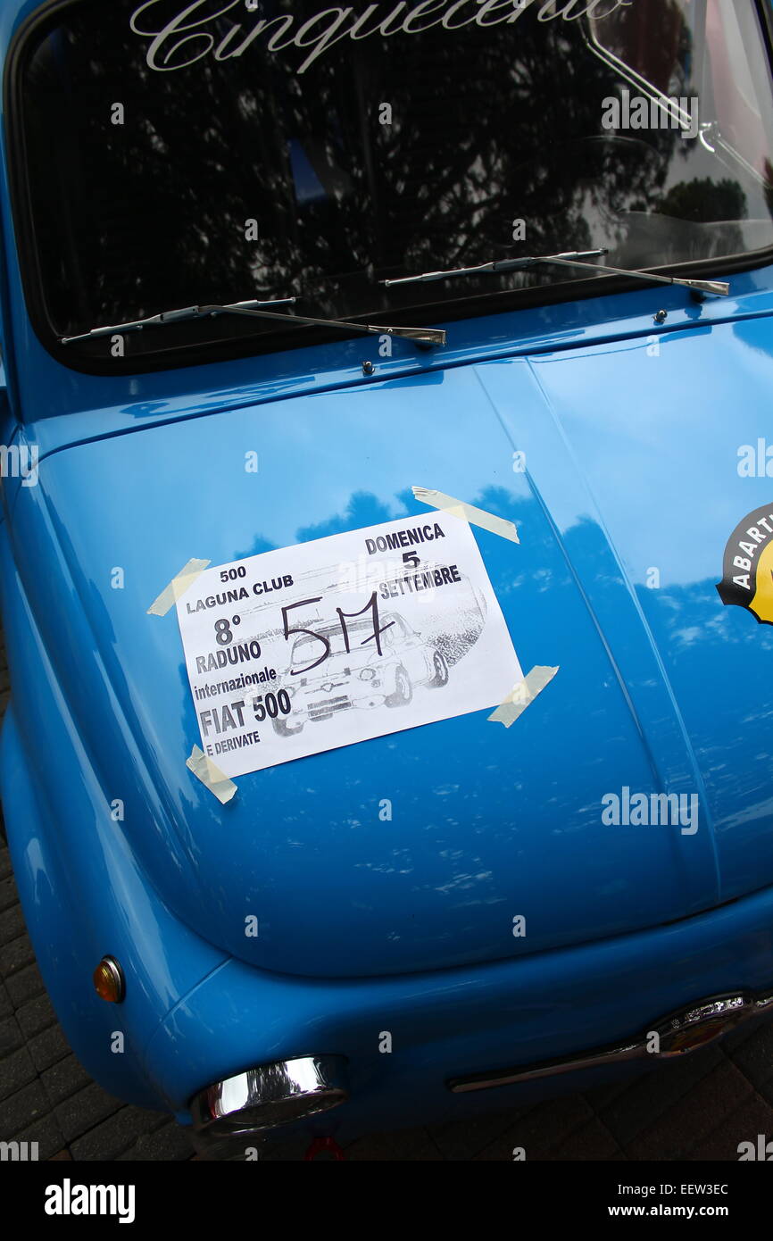 Fiat 500 bleue sur un configurateur dans Cavallino Treporti, Italie Banque D'Images