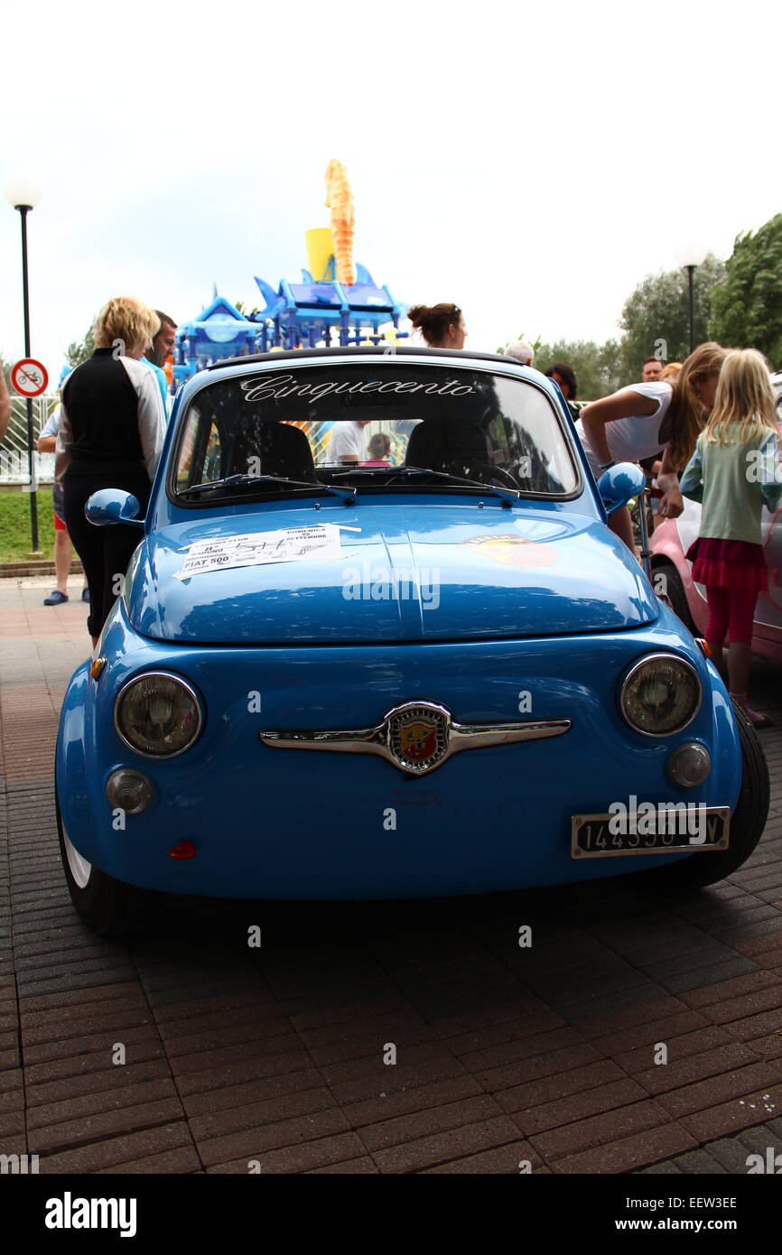 Fiat 500 bleue sur un configurateur dans Cavallino Treporti, Italie Banque D'Images