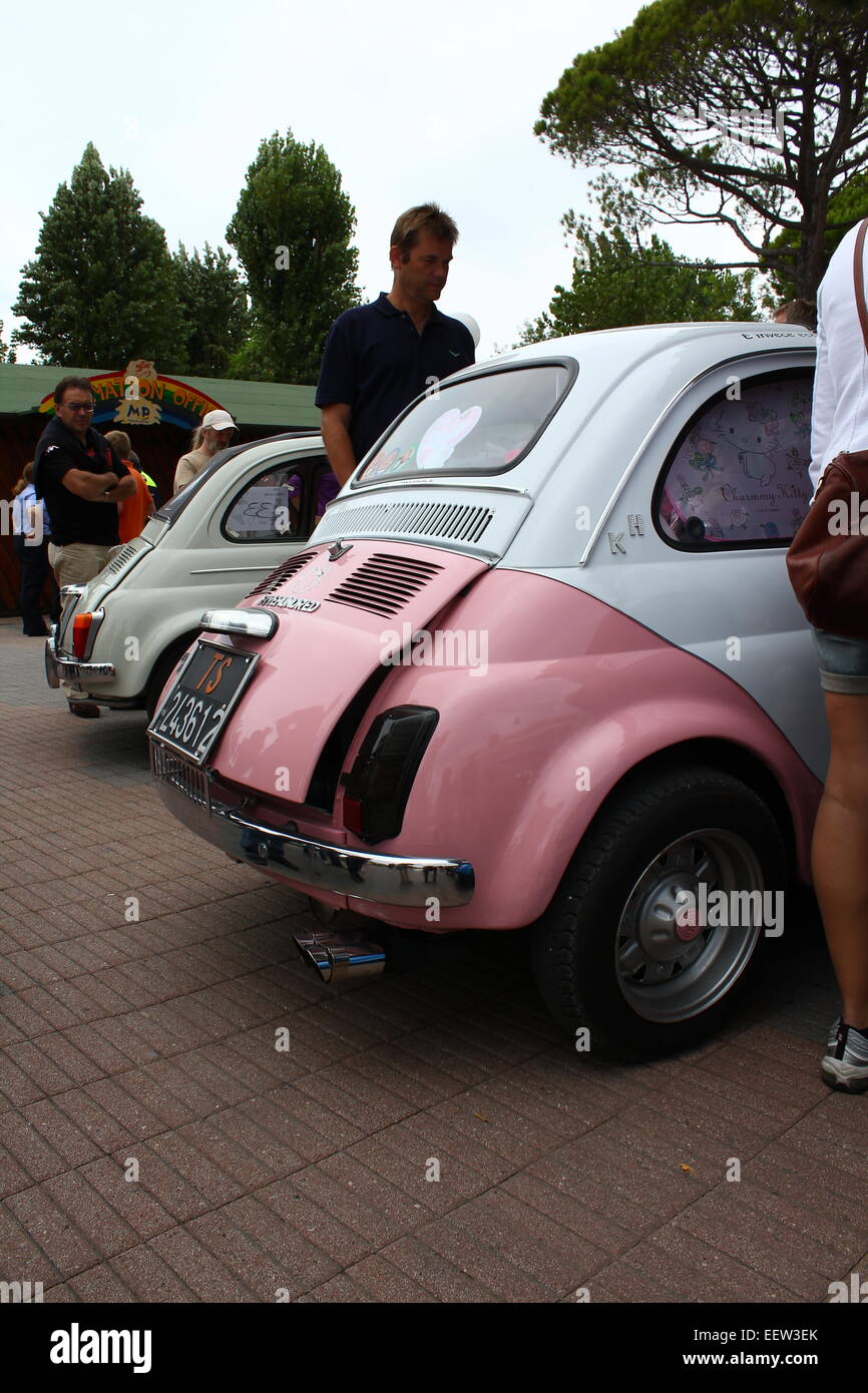 Twotone Fiat 500 rose sur un configurateur dans Cavallino Treporti, Italie Banque D'Images