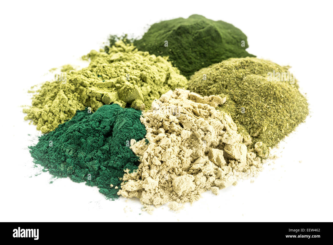 Une pile de cinq vert sain complément alimentaire en poudre (spiruline, chlorelle, l'agropyre, varech et des feuilles de moringa) Banque D'Images