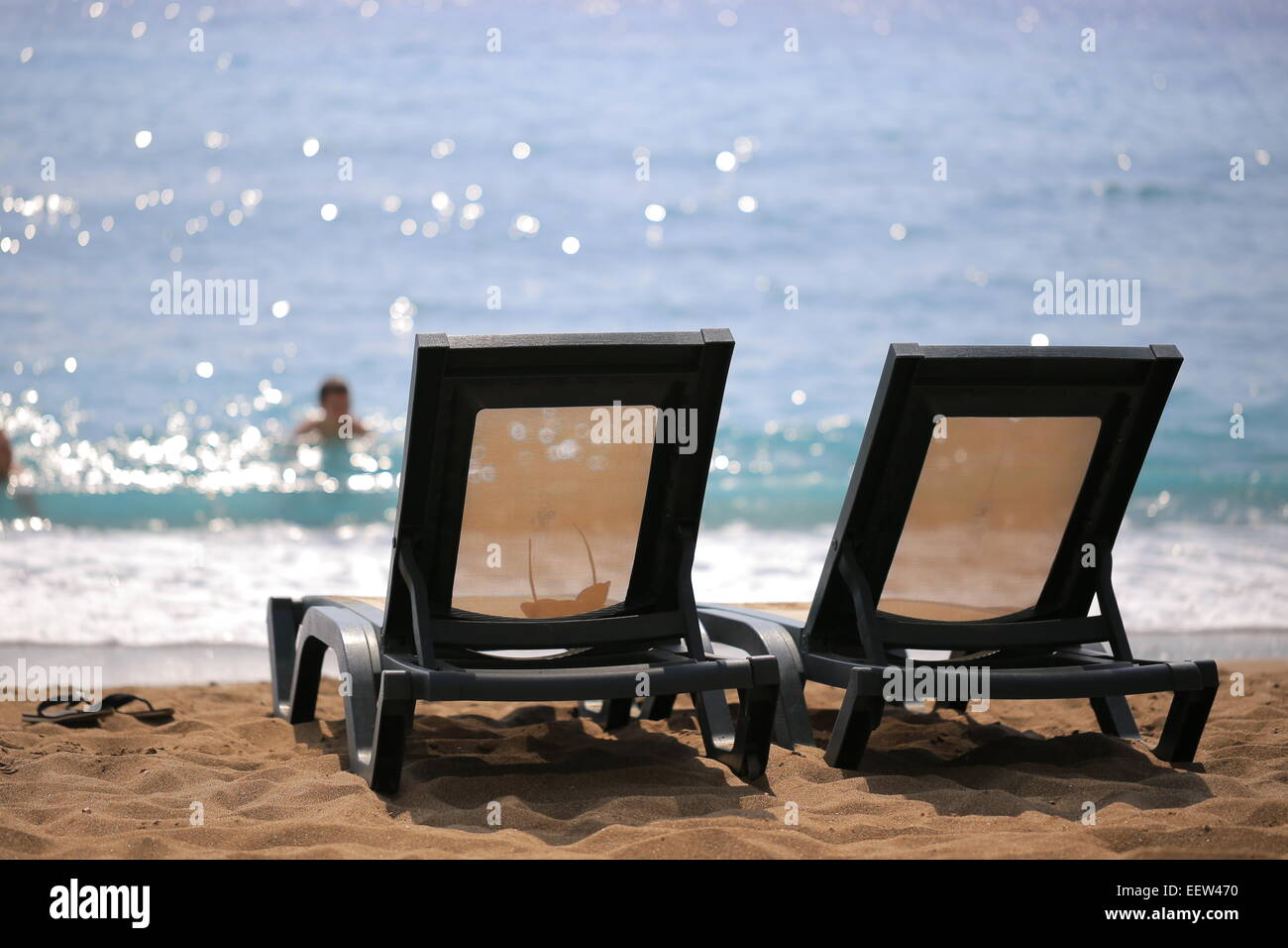 Deux chaises longues sur la plage Banque D'Images
