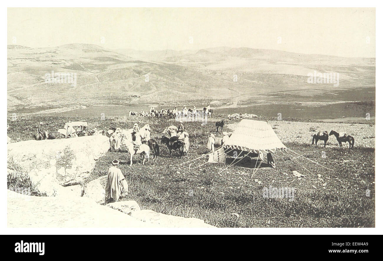 Une illustration de 1881 par Trotter représentant un arrêt de repos de midi sur la route de Fès, capturant le paysage et le voyage à travers le Maroc à la fin du XIXe siècle. Banque D'Images