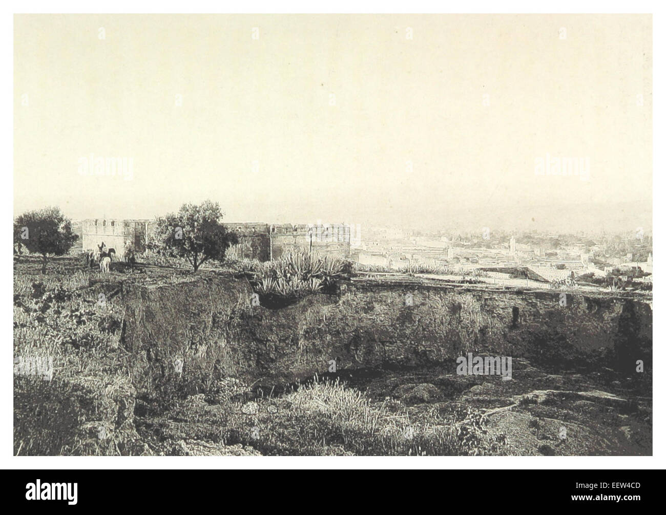 Cette illustration de 1881 à la page 285 par Trotter représente un fort près de Fès, au Maroc, mettant en évidence l'emplacement stratégique du fort et ses caractéristiques architecturales dans le contexte de l'Afrique du Nord du XIXe siècle. Banque D'Images