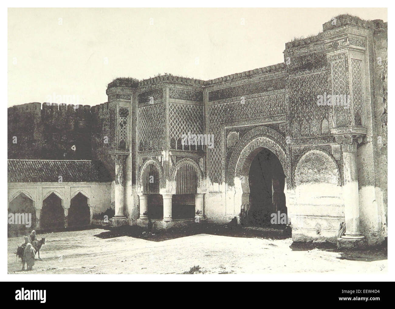 Cette illustration de 1881 de Trotter montre la porte d'entrée de Mequinez, une ville du Maroc connue pour son architecture historique et son importance culturelle. Banque D'Images