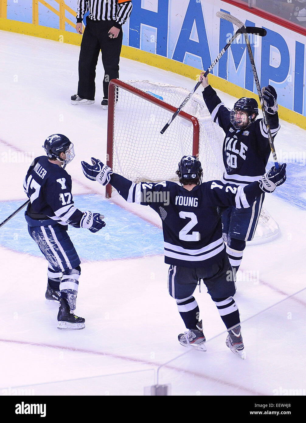 Pittsburgh, PA USA-- célèbre sa victoire sur Yale pour la Quinnipiac NCAA 2013 Championnat National de Hockey. Banque D'Images