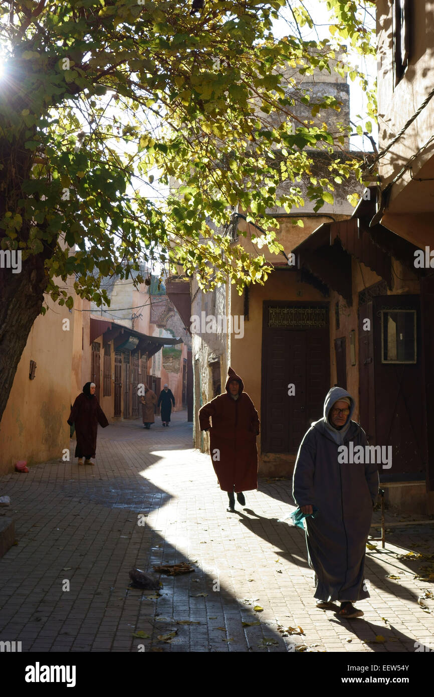 Les hommes de vêtements traditionnels marocains marche à capuchon djellaba, Meknès, Maroc Banque D'Images
