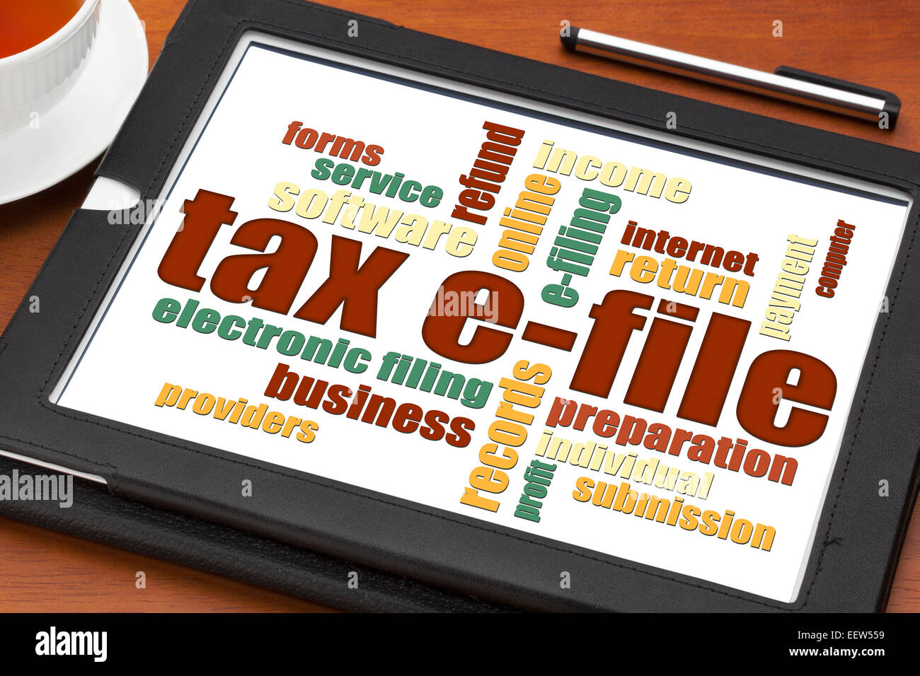 Le dépôt électronique de l'impôt concept - un nuage de mots sur une tablette numérique avec une tasse de thé Banque D'Images