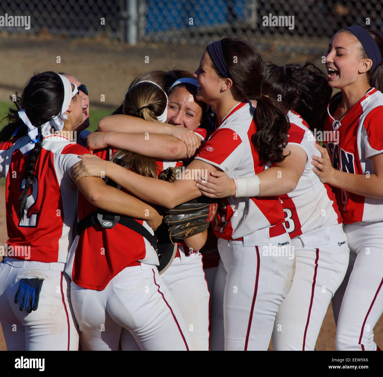 West Haven--Foran pitcher Jessica Harkness, centre, célèbre avec l'équipe après Foran beat Maloney 5-4 pour la classe L'état de demi-finale de softball. ister.com Banque D'Images