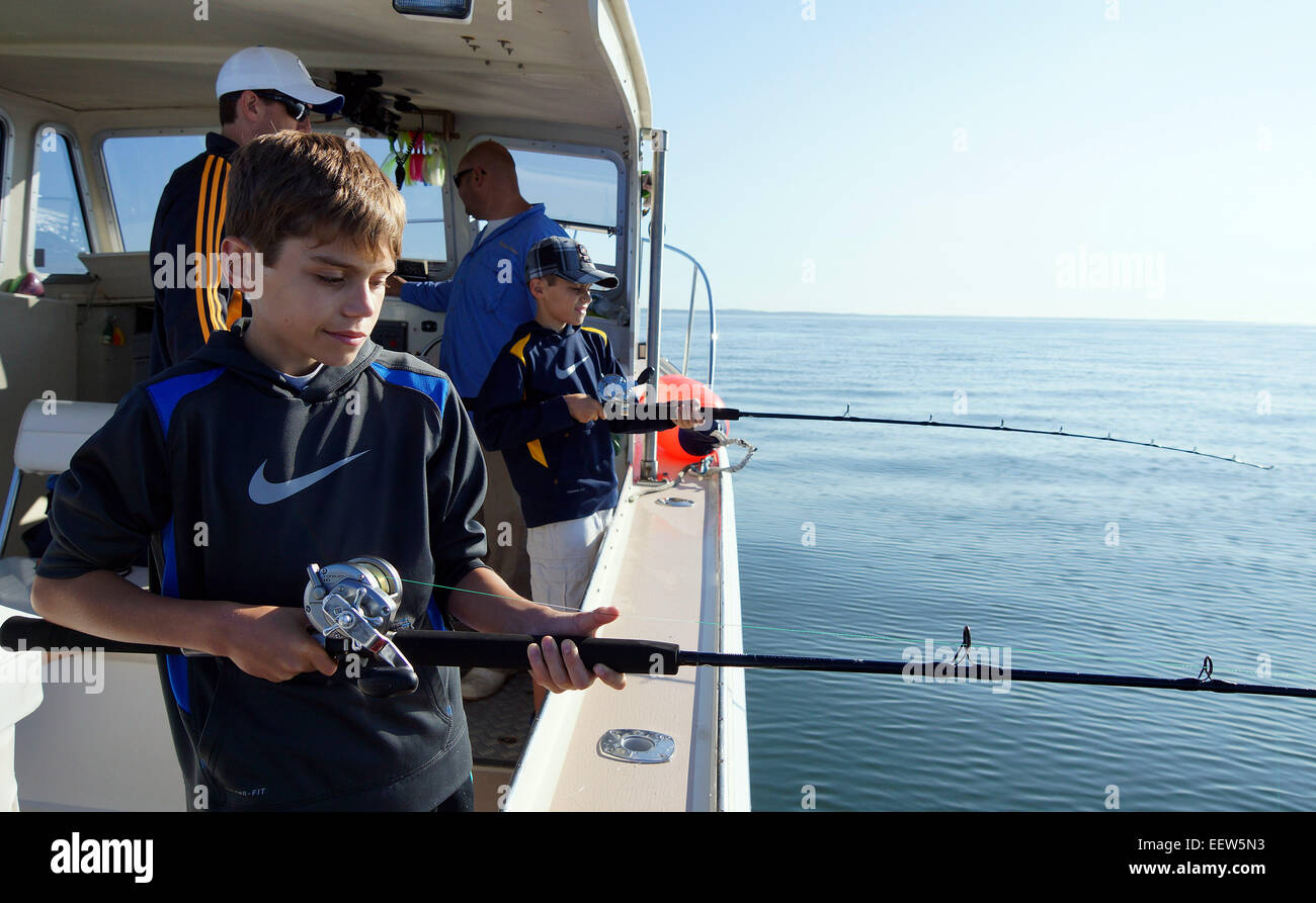 Bluefishing sur un bateau de Clinton, CT USA Banque D'Images