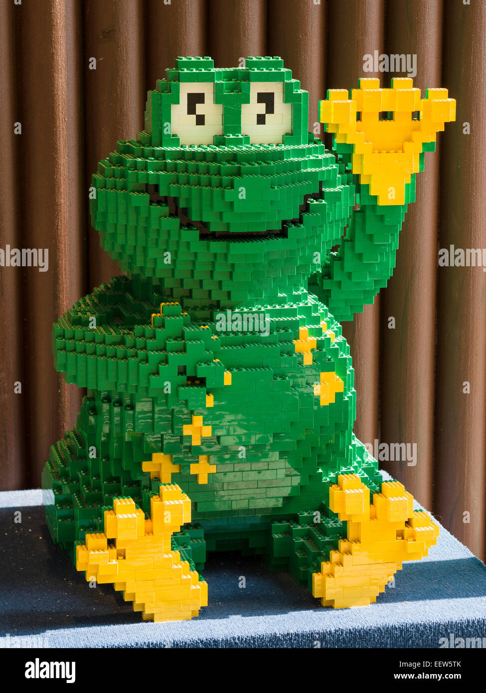 Version Lego du Benjo Grenouille. La mascotte de la children's magasin de  jouets Benjo construite à partir de lego invite les enfants à visiter Photo  Stock - Alamy