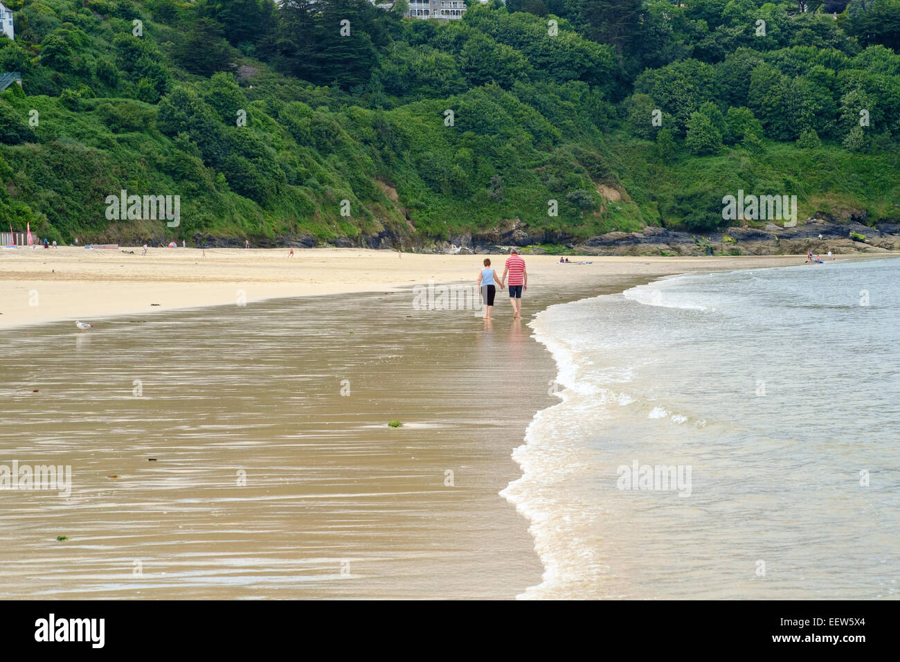 Carbis Bay, Cornwall, UK : Couple marche main dans la main le long de la plage de Carbis Bay à Cornwall Banque D'Images