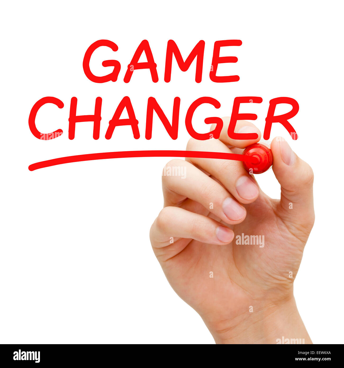 La main du jeu avec marqueur rouge sur transparent conseil essuyer isolé sur blanc. Banque D'Images