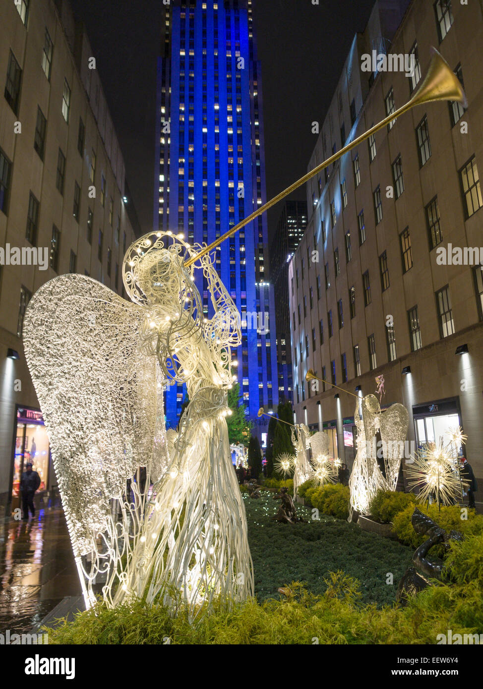 Ange de Noël du Rockefeller Center, le trompettiste Afficher. Sur le chemin menant à la patinoire est un boulevard décoré de Banque D'Images