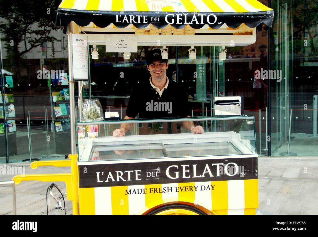 New York City : vente du vendeur L'Arte del Gelato ice cream en face du Lincoln Center's Alice Tully Hall Banque D'Images