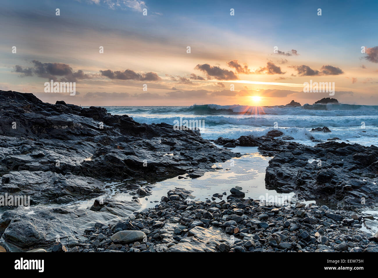 Une mer à Priest's Cove sur l'Île Cornwall sur les côtes de Cornouailles Banque D'Images