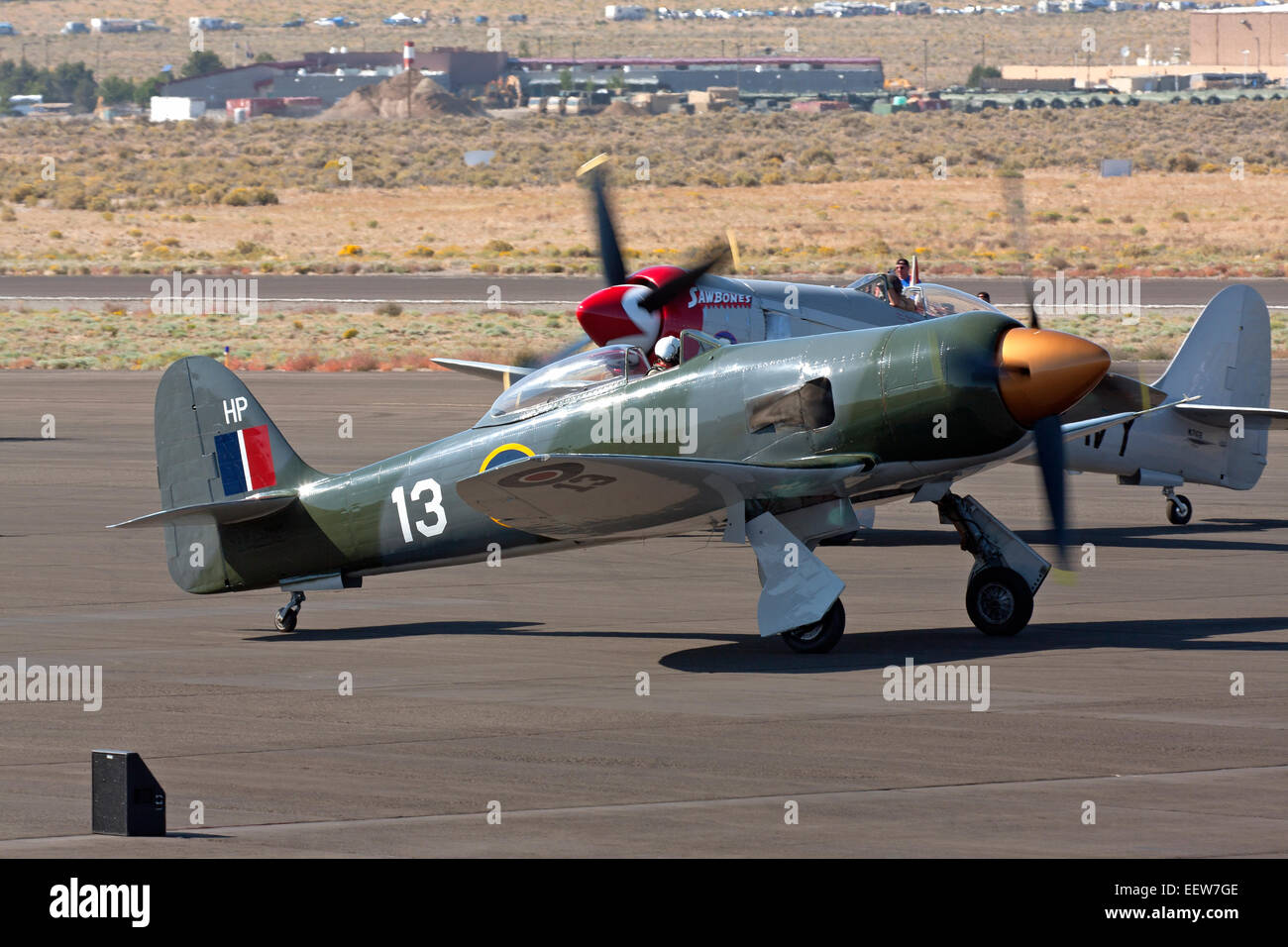 Howard Pardue administré Hawker Sea Fury de taxis "colère" sur la piste à la Reno Air Races Championnat national. Banque D'Images