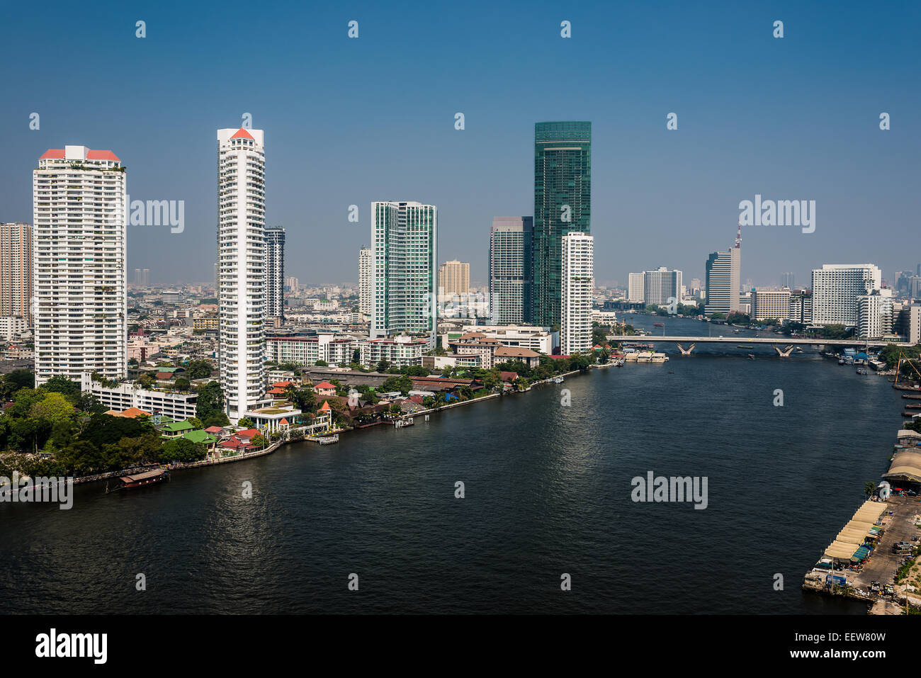 La rivière Chao Phraya et à Bangkok en Thaïlande au paysage urbain Banque D'Images