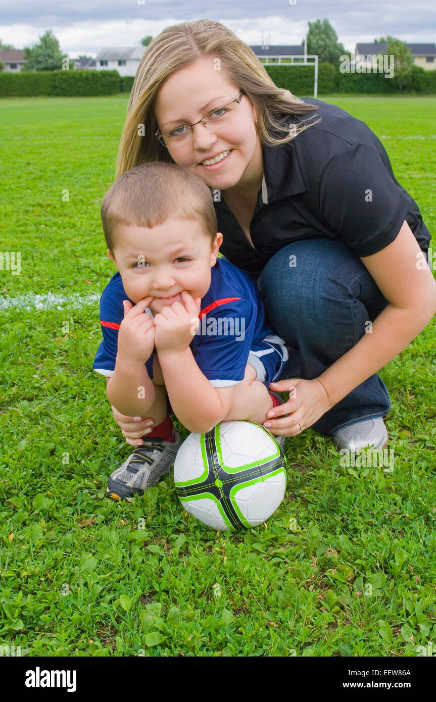 Jeune joueur de football et sa mère Banque D'Images