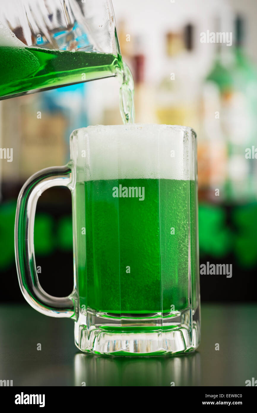 Verre de bière verte Banque D'Images