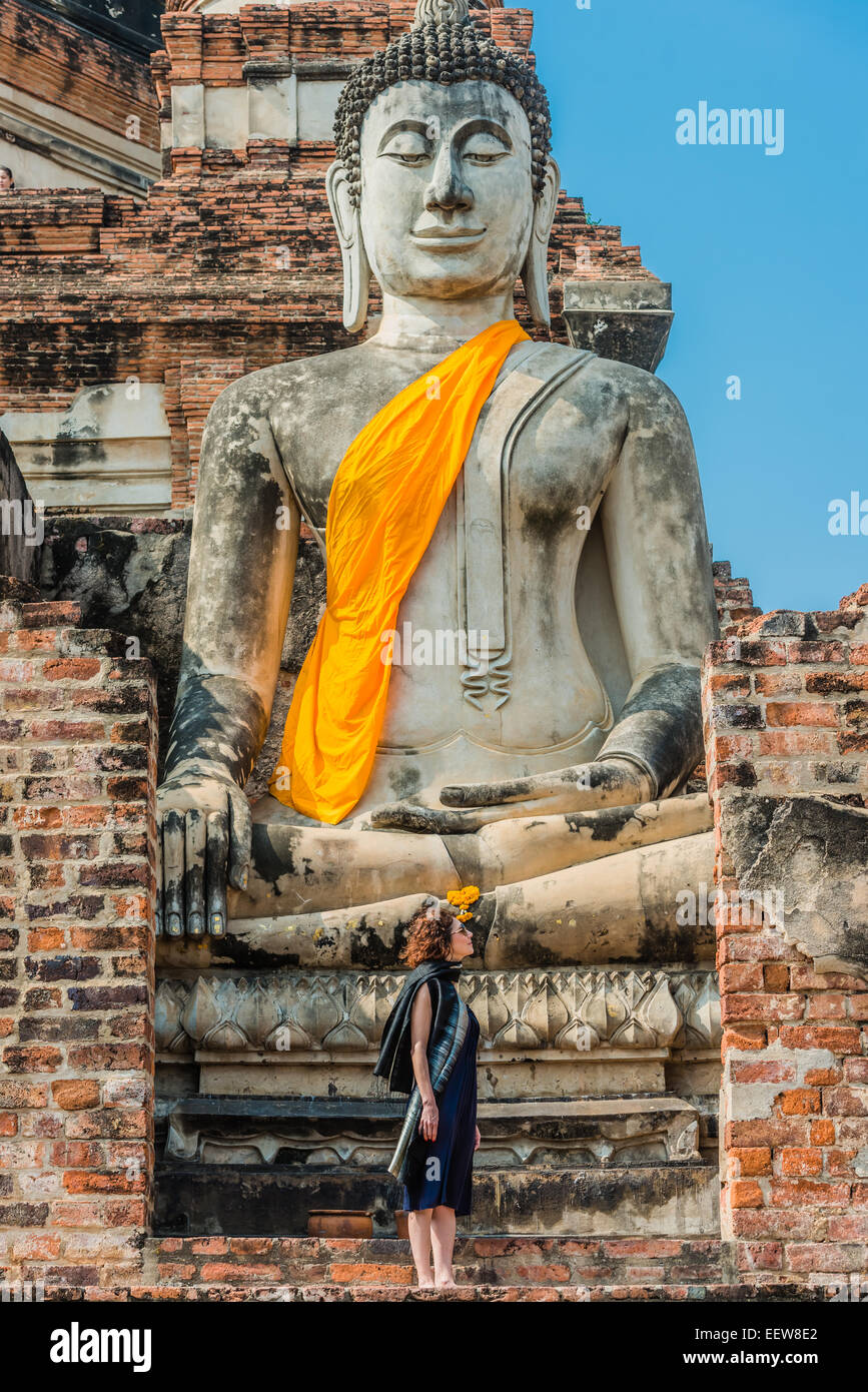 Séjour touristique en face de la statue de bouddha Wat Yai Chai Mongkhon Ayutthaya Bangkok Thaïlande Banque D'Images