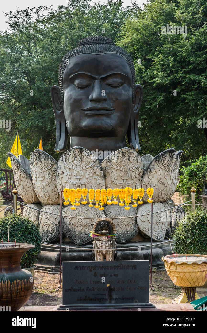 Tête de Bouddha en fleur de lotus au Wat Thammicarat temple à Ayutthaya Bangkok Thaïlande Banque D'Images