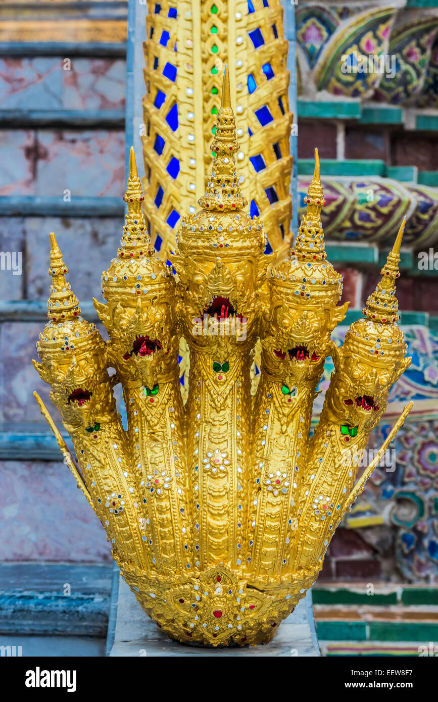 Escaliers dragon grand Palais Phra Mondop Bangkok Thaïlande Banque D'Images